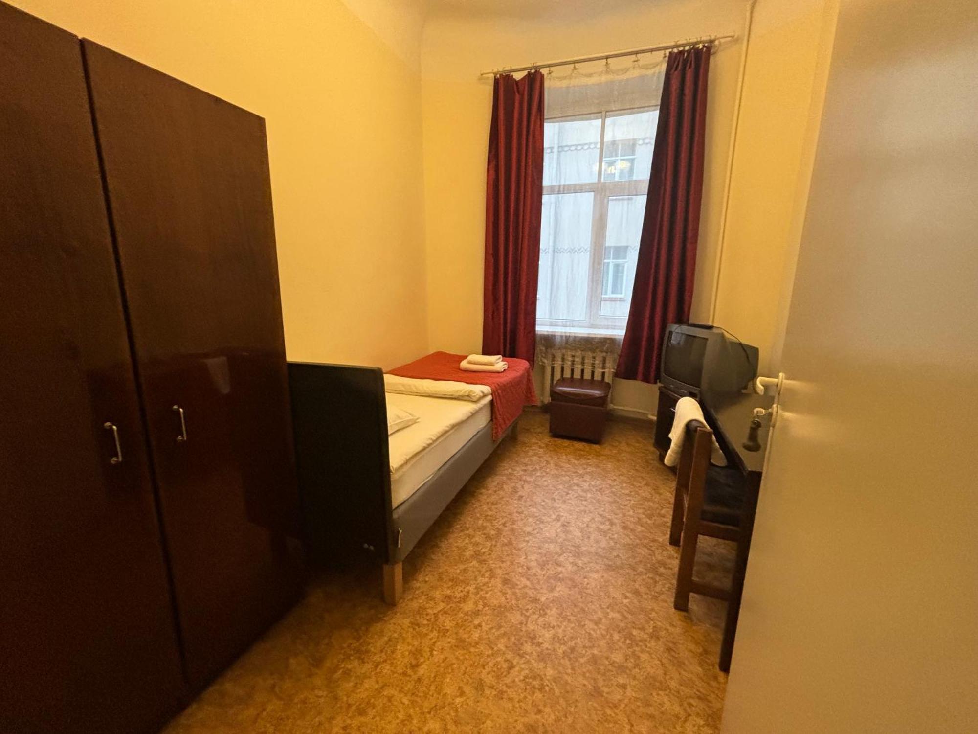 Hostel Viktorija With Private Rooms Riga Bagian luar foto