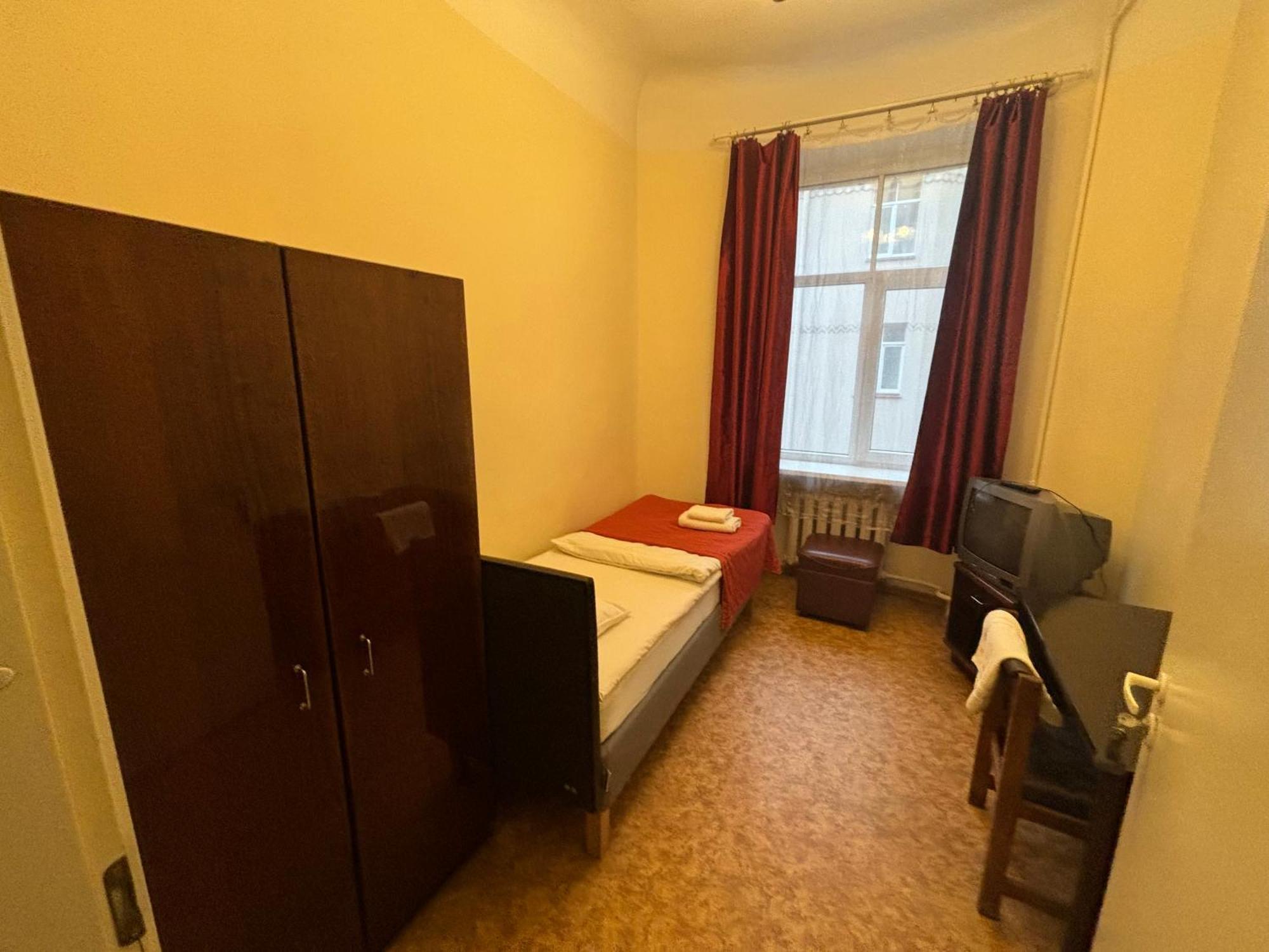 Hostel Viktorija With Private Rooms Riga Bagian luar foto