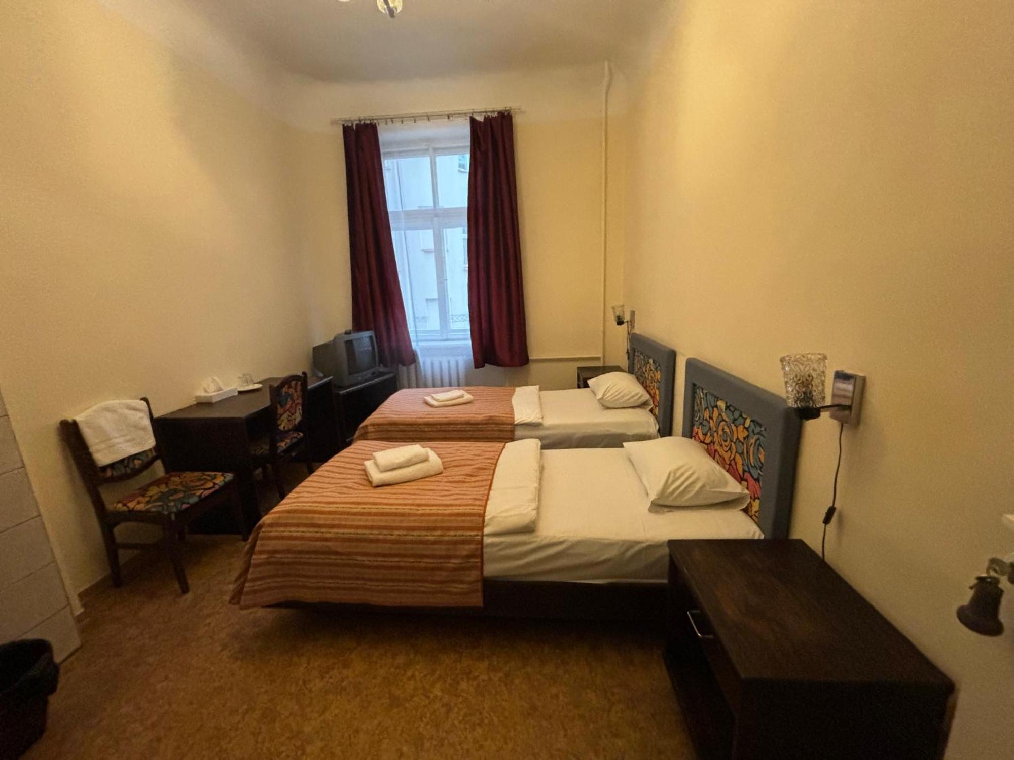 Hostel Viktorija With Private Rooms Riga Bagian luar foto