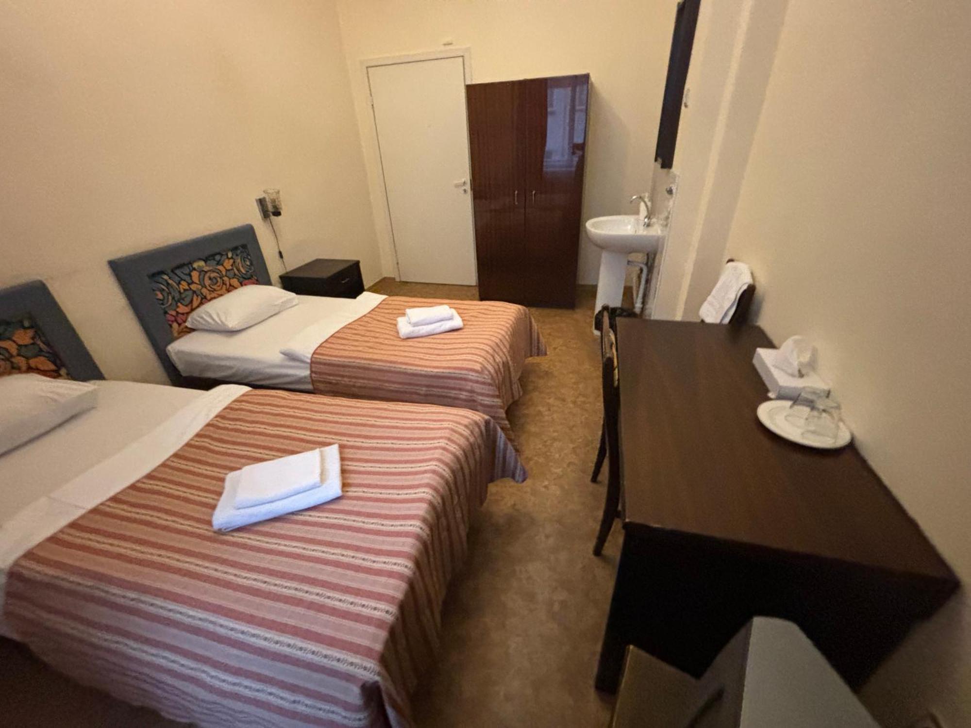 Hostel Viktorija With Private Rooms Riga Bagian luar foto