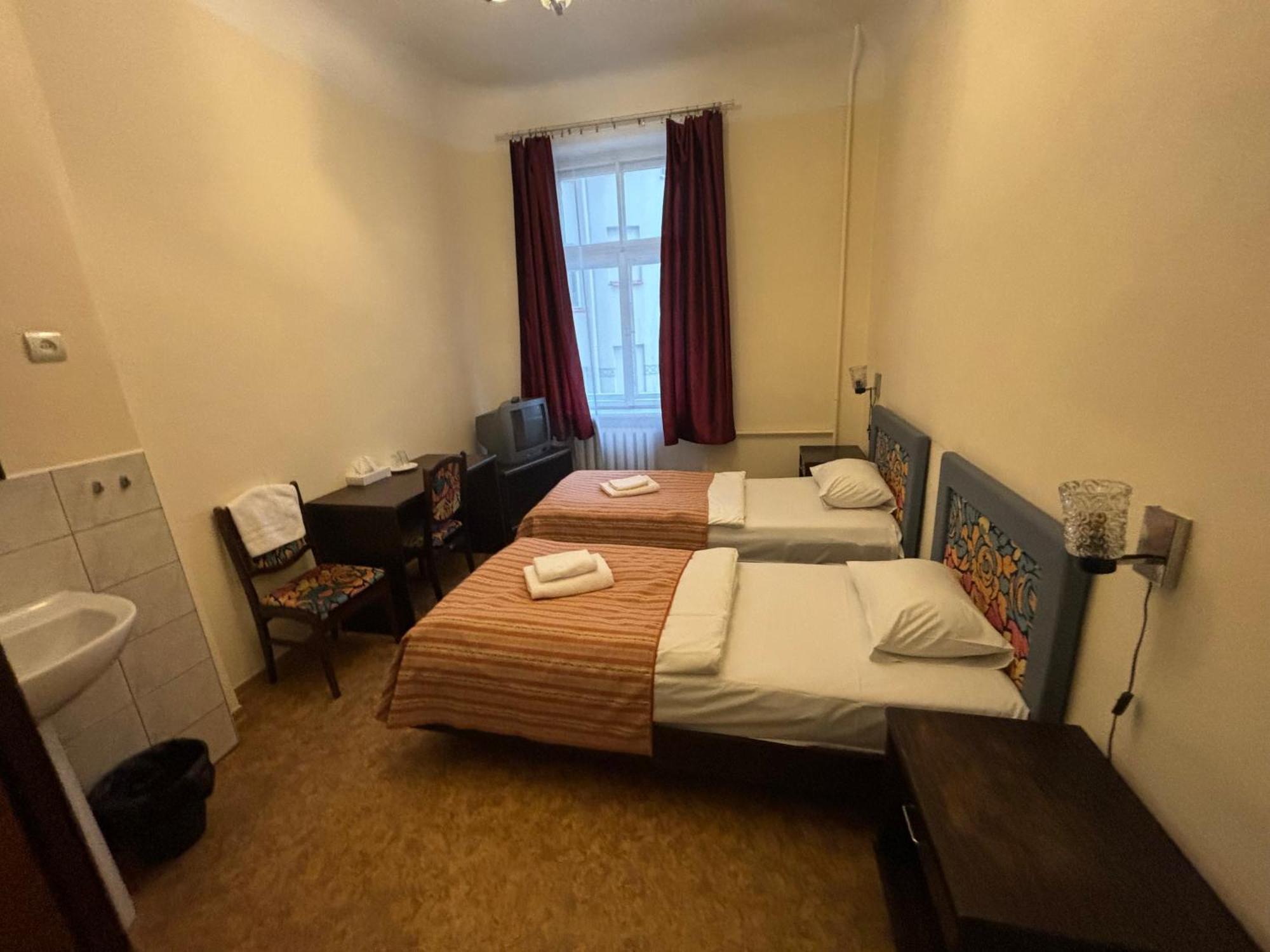 Hostel Viktorija With Private Rooms Riga Bagian luar foto