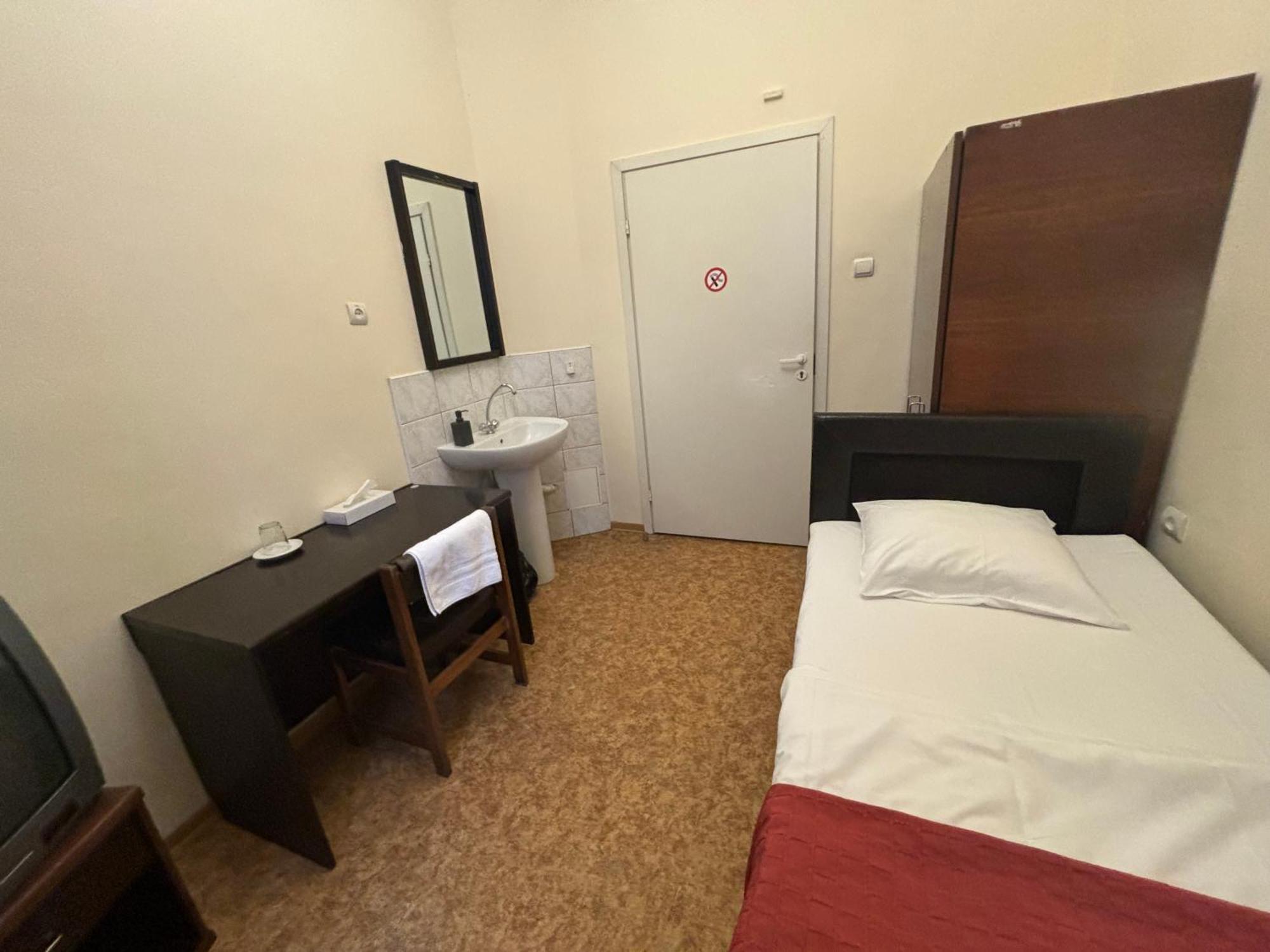 Hostel Viktorija With Private Rooms Riga Bagian luar foto